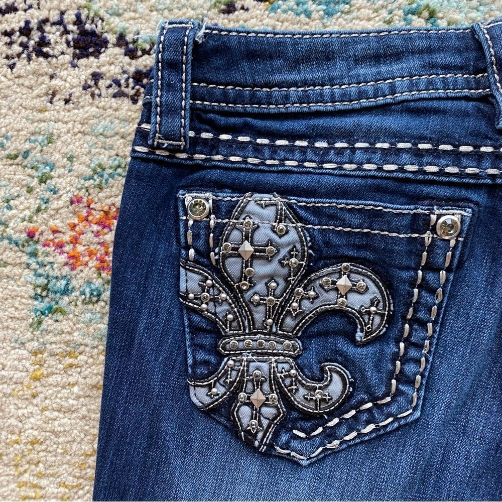 Miss Me Signature Rhinestone Fleur-de-lis Embroidery Skinny Jeans - Picture 5 of 11